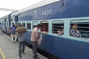 बरेली: लाइसेंस स्टाल का, ट्रेन में यात्रियों को बेच रहे थे सामान