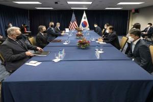 उत्तर कोरिया पर चर्चा के लिए अमेरिका ने जापान-दक्षिण कोरिया संग की हवाई में बैठक