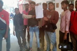 सीतापुर: चुनाव में वेबकास्टिंग के लिए लगे कर्मियों ने तय धनराशि न मिलने पर किया प्रदर्शन