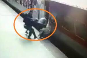 वाराणसी में टला बड़ा हादसा: चलती ट्रेन के नीचे गिरी महिला, कर्मचारियों ने बचाई जान