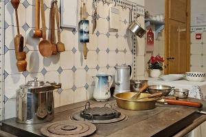 Vastu Tips: अगर घर में चाहते हैं सुख-शांति तो रसोई में कभी न रखें ये 5 चीजें