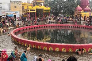 सीतापुर: नैमिषारण्य में मौनी अमावस्या पर भक्तों ने लगाई डुबकी