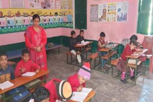 अयोध्या: नए साल में पहली बार बच्चों से गुलजार हुए स्कूलों के आंगन
