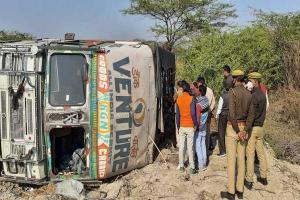 रायबरेलीः मवेशियों से भरा ट्रक पलटा, 22 गोवंशीयों की मौत