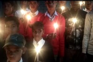 हरदोई: पुलवामा के वीर शहीदों को कैंडल जलाकर दी श्रद्धांजलि