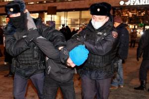 रूसी सेना के खिलाफ विरोध में 20 लोग गिरफ्तार