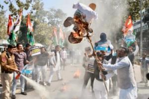 कुमार विश्वास के आरोप के बाद, युवा कांग्रेस ने केजरीवाल के आवास के पास किया प्रदर्शन