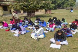 अयोध्या: 22 दिनों बाद गुलजार हुए स्कूल, खिली धूप में लगीं कक्षाएं