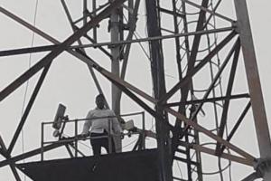 लखीमपुर-खीरी: टावर पर चढ़कर सभासद ने दी आत्महत्या की धमकी