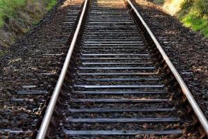 बरेली: बिशारतगंज में पटरियां चटकीं, कॉशन पर गुजारी ट्रेनें