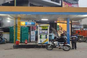 अयोध्या: एनओसी की शर्तों पर खरे नहीं उतर रहे पेट्रोल पंप, रोजाना ग्राहकों से कर्मचारियों की हो रही बहस..