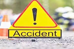 हरदोई: कन्टेनर की टक्कर से पुलिया तोड़कर खाई में गिरा ट्रक, ड्राइवर की मौत