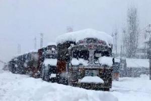 जम्मू-श्रीनगर में हिमपात और भूस्खलन, राष्ट्रीय राजमार्ग किया गया बंद