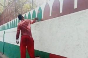लखनऊ: शपथ ग्रहण से पहले योगी सरकार का दिखने लगा असर, अवध जिमखाना क्लब की दीवार का रंग हरा से किया गया गेरुआ