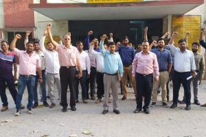 बरेली: बिजली अधिकारियों ने मुख्य अभियंता कार्यालय में किया प्रदर्शन