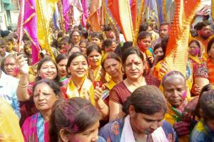  शाहजहांपुर: श्याम बाबा की शोभायात्रा में खूब उड़ा अबीर-गुलाल और इत्र