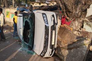बाराबंकी: अज्ञात वाहन की टक्कर से पलटी कार, महिला की हुई मौत