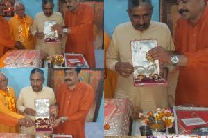 अयोध्या: रामलला को भक्तों ने भेंट की चांदी की चरण पादुका और चौकी, ट्रस्ट के सदस्यों ने जताया आभार