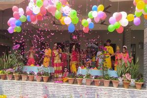 बाराबंकी: विद्यालयों में जमकर खेली गई होली, फूलों के साथ उड़े अबीर गुलाल