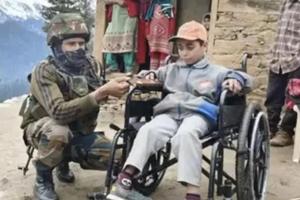 जम्मू-कश्मीर में दिव्यांग बालक की मदद कर सेना ने जीता दिल