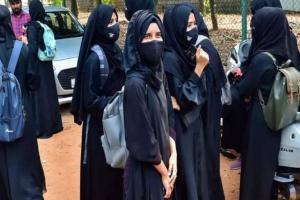 कर्नाटक हिजाब विवाद: परीक्षा छोड़ने वालों को दोबारा मौका नहीं- शिक्षा मंत्री