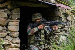 श्रीनगर में आतंकवादियों ने सुरक्षा बलों पर चलाईं गोलियां, कांस्टेबल घायल