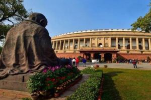 चुनाव खत्म, महंगाई शुरू- संसद में कांग्रेस का प्रदर्शन