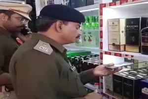 इटावा: जिले में इंपीरियल ब्लू शराब की बिक्री पर रोक, पुलिस और आबकारी विभाग की टीमों ने दुकानों में की चेकिंग