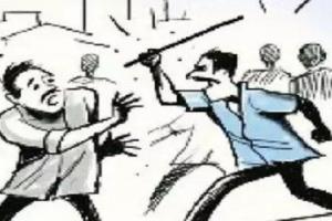हरदोई: कपड़ा व्यवसायी को युवक ने बीच सड़क पर दौड़ा-दौड़ाकर पीटा, कैमरे में कैद हुई गुंडई