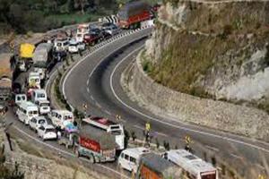 जम्मू-कश्मीर के रामबन जिले में पहाड़ी से गिरे पत्थर, लगा 270 किलोमीटर लंबा जाम