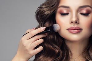 Summer Makeup Tips: गर्मियों में चेहरे का रखें ऐसे ख्याल, करेंगी इस तरह मेकअप तो दिखेंगी खूबसूरत