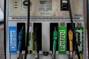आगरा: कच्चा तेल दे रहा आम जनता को झटका, रोज सुबह बदलता है पेट्रोल-डीजल का दाम
