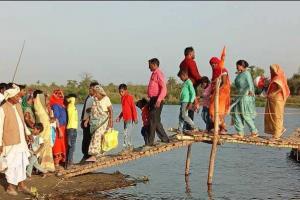 सीतापुर: लकड़ी के पुल पर जान जोखिम में डालकर सफर कर रहे ग्रामीण, कभी भी हो सकता है बड़ा हादसा