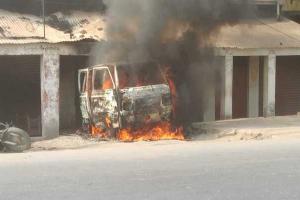सीतापुर: घरेलू गैस रिफिलिंग करते समय आग का गोला बनी वैन, लाखों का हुआ नुकसान
