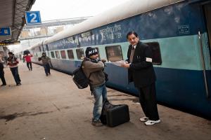 आगरा: बिना टिकट यात्रियों पर रेलवे ने कसा शिकंजा, फरवरी में पकड़े 34 हजार से ज्यादा WT