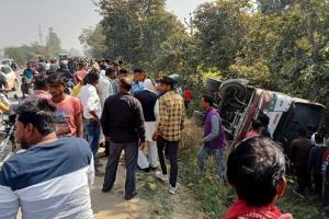 लखीमपुर-खीरी: तेज रफ्तार रोडवेज की अनुबंधित बस पलटी, 19 यात्री घायल