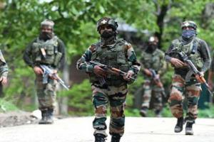 श्रीनगर में सुरक्षाबलों और आतंकवादियों के बीच मुठभेड़ में तीन आतंकवादी ढेर