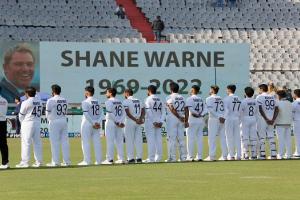 शेन वार्न की याद में भारत और श्रीलंका के खिलाड़ियों ने रखा मौन, काली पट्टी बांधकर मैदान में उतरे