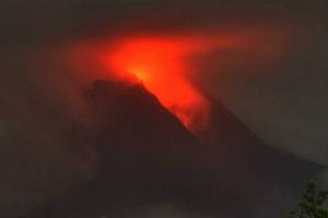 इंडोनेशिया में माउंट मेरापी ज्वालामुखी में कई बार विस्फोट, 250 लोगों को निकाला
