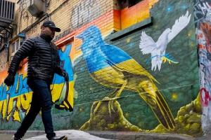 अमेरिका: सड़कों पर स्प्रे चित्रकारी से यूक्रेन युद्ध का विरोध कर रहे कलाकार