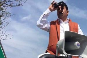 मेरठ: सपा उम्मीदवार योगेश वर्मा दूरबीन से कर रहे EVM की निगरानी