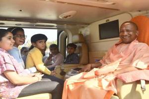 गोरखपुर: सीएम योगी संग हेलीकॉप्टर में बैठकर गदगद हुए बच्चे, बच्चों ने मुख्यमंत्री को भेंट किया गुलाब का फूल