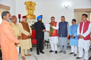 उत्तराखंड के मुख्यमंत्री पुष्कर सिंह धामी ने पूरे मंत्रिमंडल के साथ दिया इस्तीफा