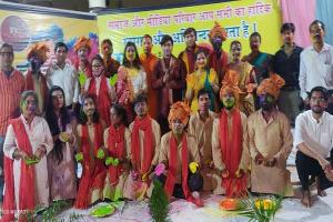 गोरखपुर: नाट्यदल के कलाकारों ने मनाया होली मिलन समारोह, खेली रंग भरी होली