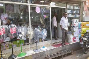 बाराबंकी: गर्मी बढ़ने के साथ ही, गर्म हुआ एसी कूलर और पंखे का बाजार