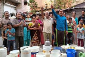 हल्द्वानी: कई दिनों से नहीं आया पानी तो खाली बाल्टियां रखकर जल संस्थान के खिलाफ गरजे लोग