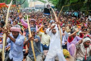 महाराष्ट्र: कुछ खास मांगों के साथ आदिवासी विकास मंत्री के आवास पर आदिवासियों ने दिया धरना