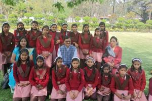 बरेली: डीएम ने स्कूली छात्राओं को पढ़ाई संस्कृत