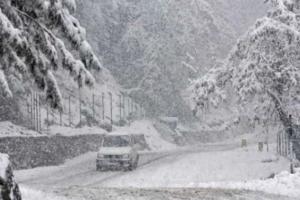 जम्मू-कश्मीर के ऊंचाई वाले स्थानों पर बर्फबारी, मैदानी क्षेत्रों में बारिश
