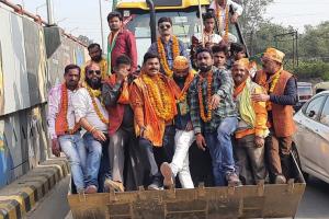 बरेली: भाजपा कार्यकर्ताओं ने बुलडोजर पर सवार हो निकाली विजय यात्रा
